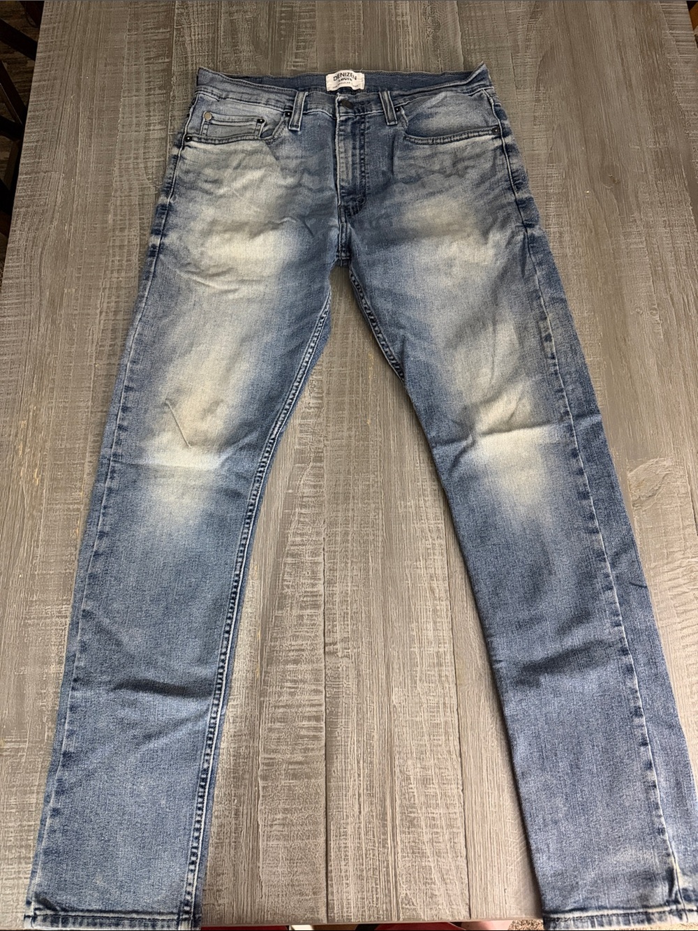 Levi's Slim Straight Jeans in Light Blue Wash